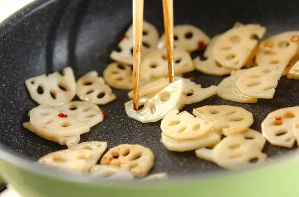 簡単れんこんのきんぴら プロ直伝 甘辛でお箸止まらない味わいの作り方1