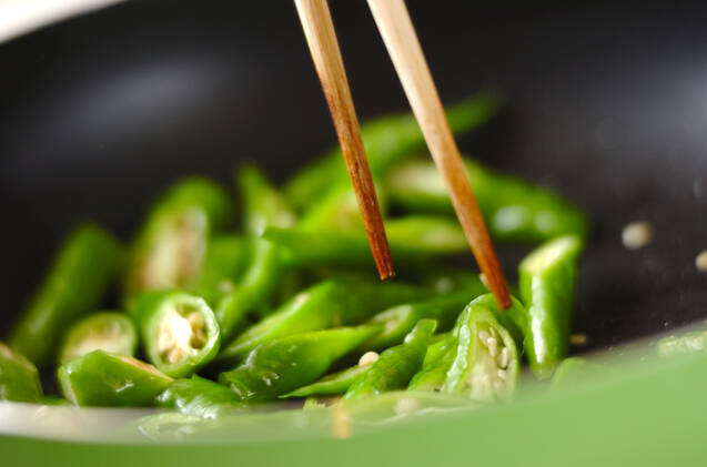 伏見とうがらし・湯葉とエビのからし和えの作り方の手順1