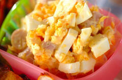 ゆで卵とソーセージのサラダ