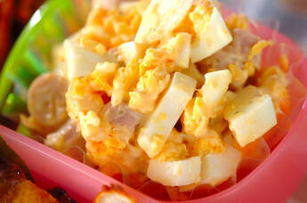 ゆで卵とソーセージのサラダ