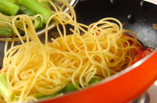 グリーンアスパラとトマトのスパゲティーの作り方の手順4