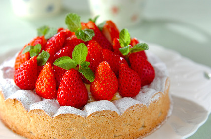 イチゴのダクワーズケーキ
