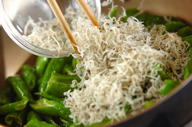 京のおばんざい ご飯のお供！ジャコと甘長唐辛子の炒め煮の作り方の手順2