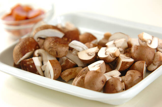 キノコのアンチョビ炒めの作り方の手順1