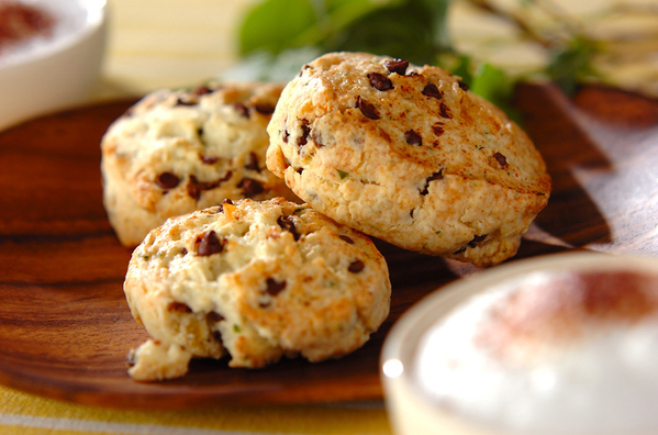 木製の器に3枚のチョコミントスコーンが置かれている