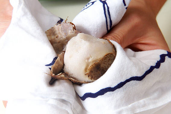 里芋の煮っころがしの作り方の手順2