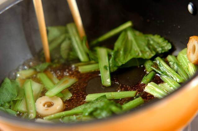 小松菜とちくわの炒め煮の作り方の手順3