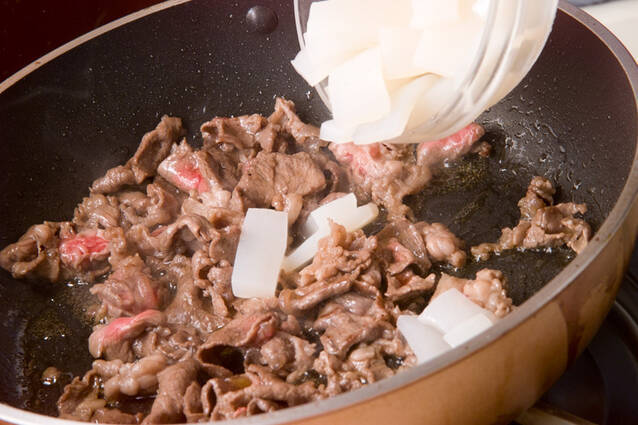 ワカメと牛肉の炒めものの作り方の手順6