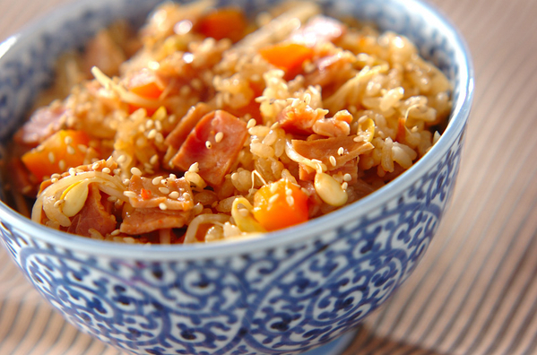 青い柄が入った茶碗によそった中華風炊き込みごはん