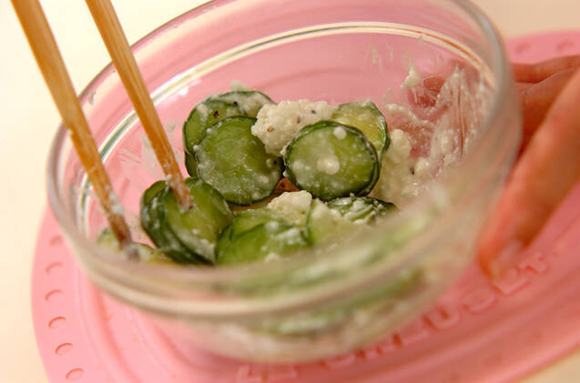 キュウリとカッテージチーズのサラダの作り方の手順2