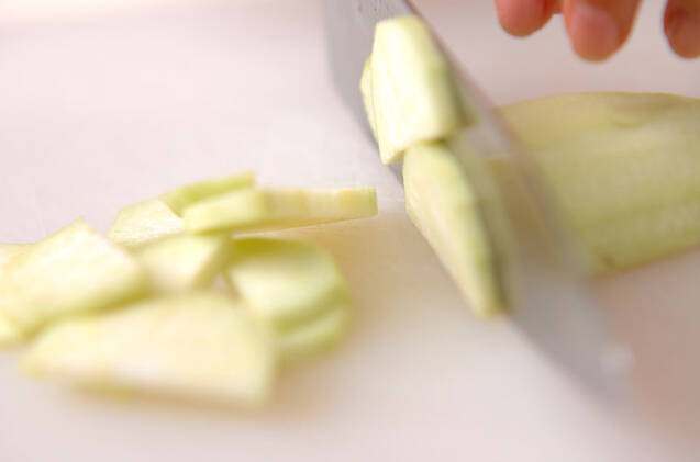 ナスのみそ汁の作り方の手順1