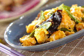 ゴマ油香る！キクラゲとキヌサヤの卵炒め