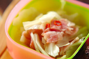 キャベツとベーコンのワイン蒸し