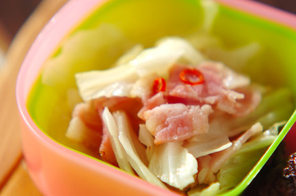 キャベツとベーコンのワイン蒸し