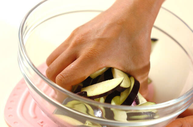 豚とナスの甘辛炒めの作り方の手順1