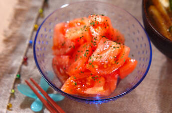 やわらか甘い！湯剥きトマトのシンプルサラダ