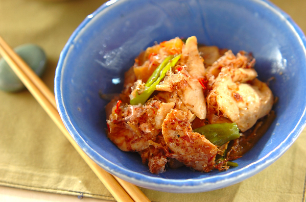 青い小鉢に盛りつけられた冬瓜と鶏ささみ、ししとうのおかか炒め