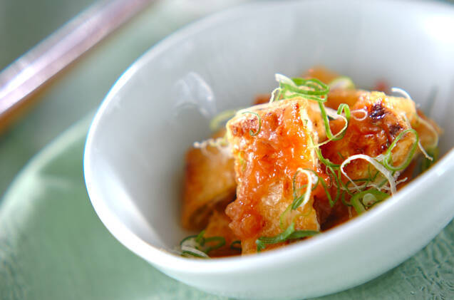 小鉢に入った油揚げの梅肉和え