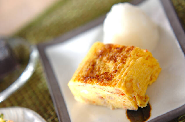 四角い和皿に盛られた、カニ缶の卵焼き