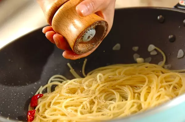 簡単!基本のペペロンチーノ 本格プロの味の作り方3