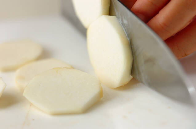 里芋とタケノコのみそ汁の作り方の手順1