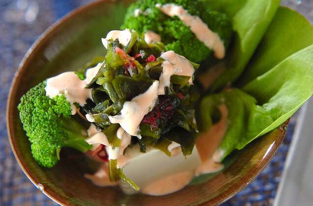 茶色の器に盛られた豆腐サラダ