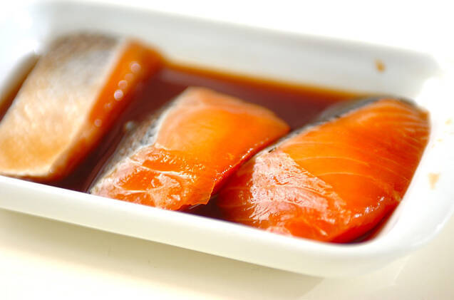 鮭の漬け焼きの作り方の手順1