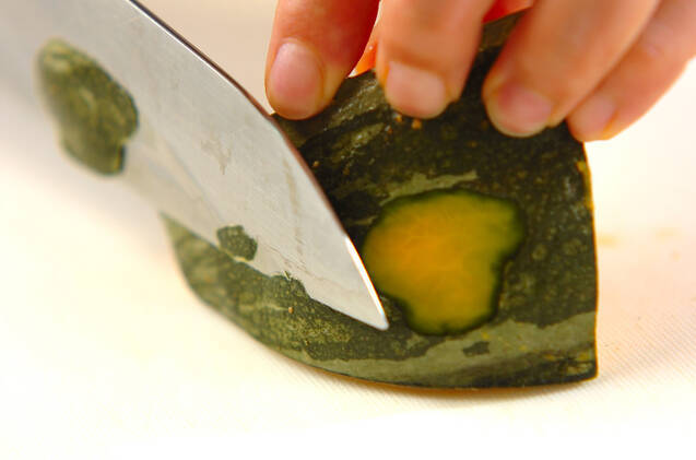 カボチャと玉ネギのみそ汁の作り方の手順1