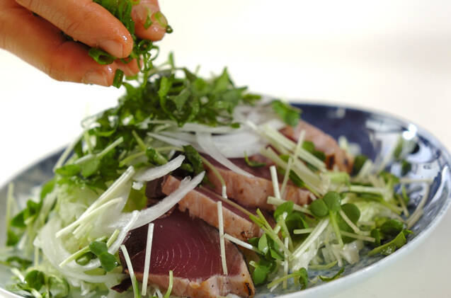 さっぱりヘルシー！薬味たっぷりカツオのたたきの作り方の手順7