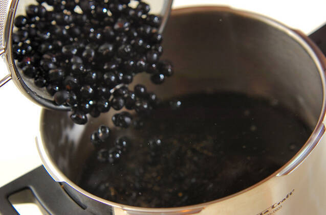 黒豆(黒砂糖煮)の作り方の手順2