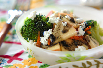 リンゴの黒ゴマドレッシングサラダ