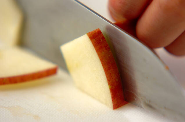 リンゴの黒ゴマドレッシングサラダの作り方の手順1