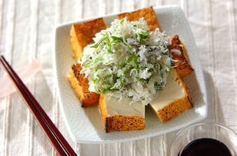 焼き厚揚げの大葉おろしのせ