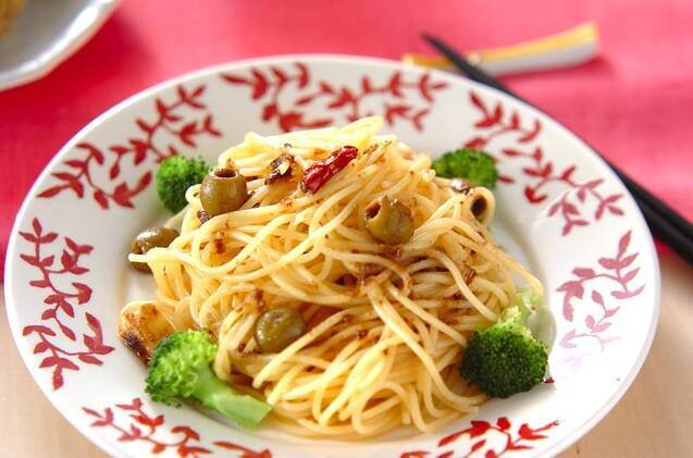 丸皿に盛られたブロッコリーとオリーブのパスタ