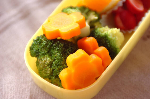 型抜きニンジンとブロッコリーの塩ゆで