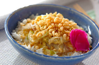 豚と天かすの卵とじ丼