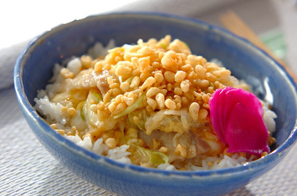 豚と天かすの卵とじ丼