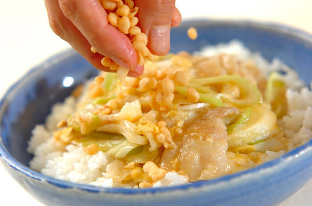 豚と天かすの卵とじ丼の作り方の手順5