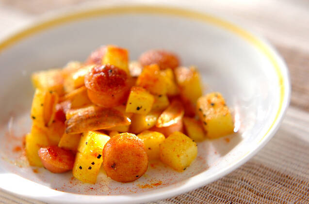 白い器に盛り付けられたじゃがいものエスニック炒め