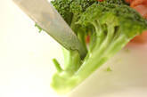 ブロッコリーとキュウリのおかか和えの下準備1
