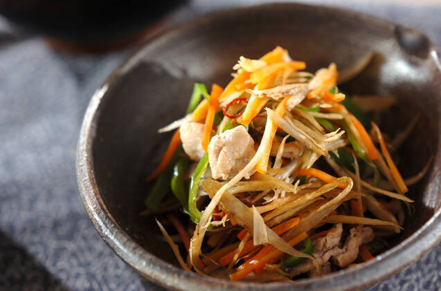 豚肉、ごぼう、ピーマン、にんじんを砂糖や醤油、酒で炒めたきんぴら。