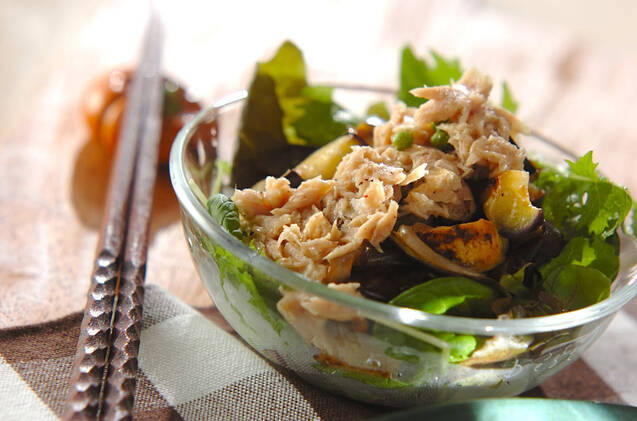 ガラスの器に入った、なすのツナドレッシングサラダ