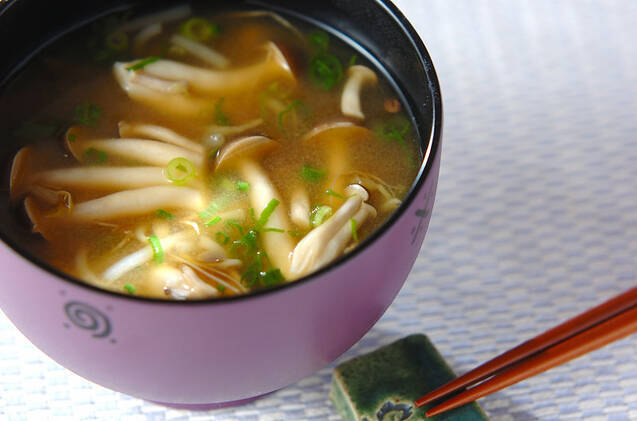 ピンクの椀に入ったもやしとしめじの味噌汁