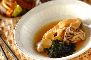 カレイの煮付けワカメ添え