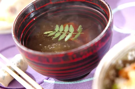 とろろ昆布と梅のお吸い物 レシピ 作り方 E レシピ 料理のプロが作る簡単レシピ とろろ昆布と梅のお吸い物 レシピ 作り方 E レシピ 料理のプロが作る簡単レシピ