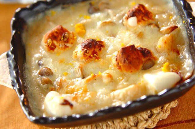 ホタテやえび、しめじの入った餅入り和風グラタン