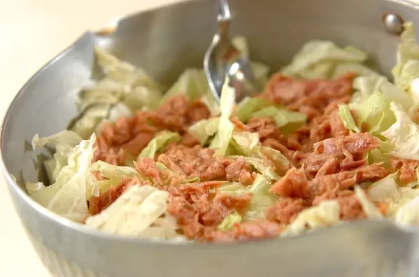 ツナ缶で旨味たっぷり！簡単ヘルシー白菜とツナのサッと煮の作り方1