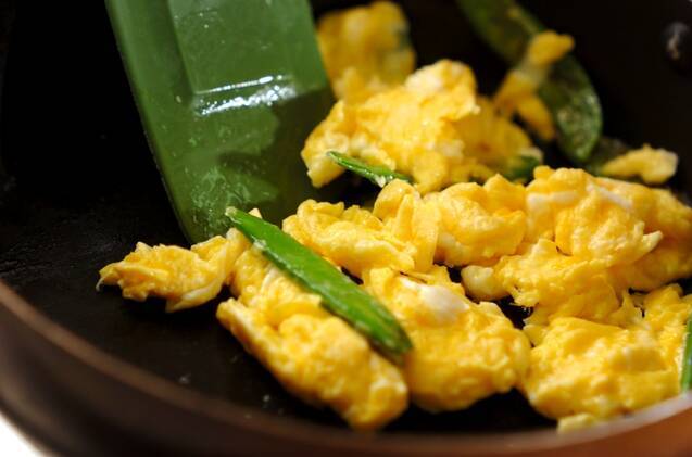 キヌサヤの卵炒めの作り方の手順2