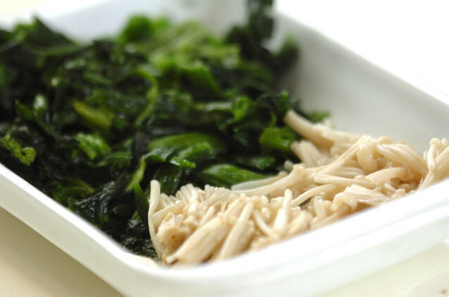 ホウレン草とエノキの和え物の作り方の手順2