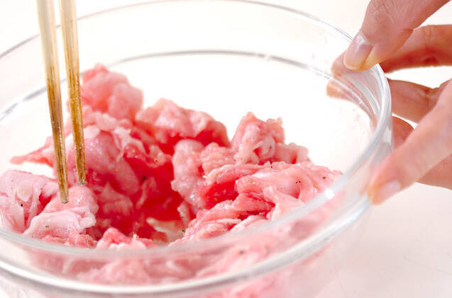豚肉とたくあんの炒め物の作り方の手順1